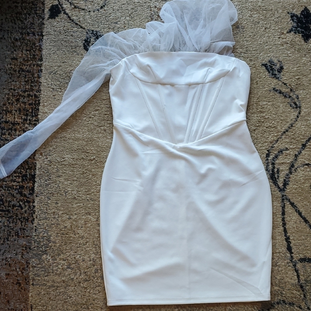 Elegant White Strapless Dress